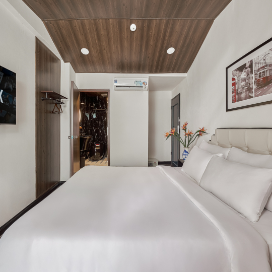 CN6 - Phòng VIP có ban công hướng phố